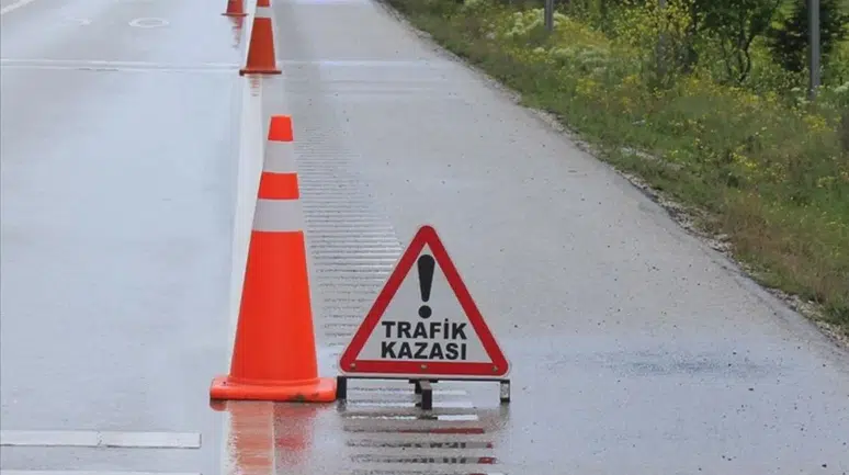 Çorum'da iki otomobil kafa kafaya çarpıştı : 3 kişi yaralandı