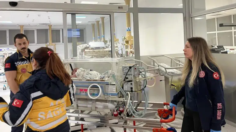 Çanakkale'de 54 günlük bebek, uçak ambulansla Ankara'ya sevk edildi
