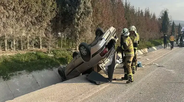 Kütahya'da otomobil su kanalına düştü : 5 yaralı