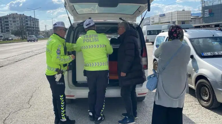 Bolu'da ters yönden gelen otomobil, motosiklete çarptı : Yola savrulan sürücü yaralandı