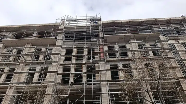 Kırşehir'de 3 işçi, maaşlarını alamadıkları iddiasıyla inşaata çıktı