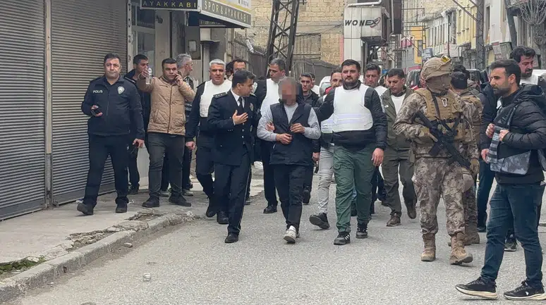 Gaziantep'te polise ateş açan şahıs 5 kişiyi rehin aldı