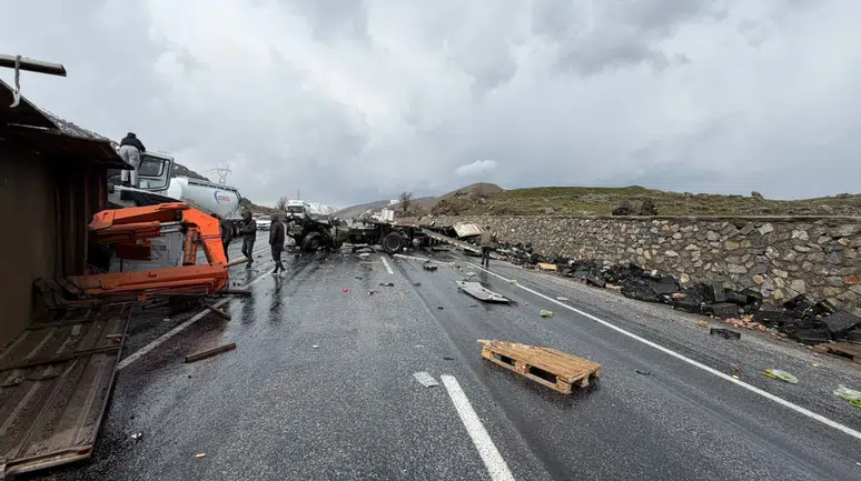 Bitlis'te iş makinesi ile tır çarpıştı : 1'i ağır 3 kişi yaralandı