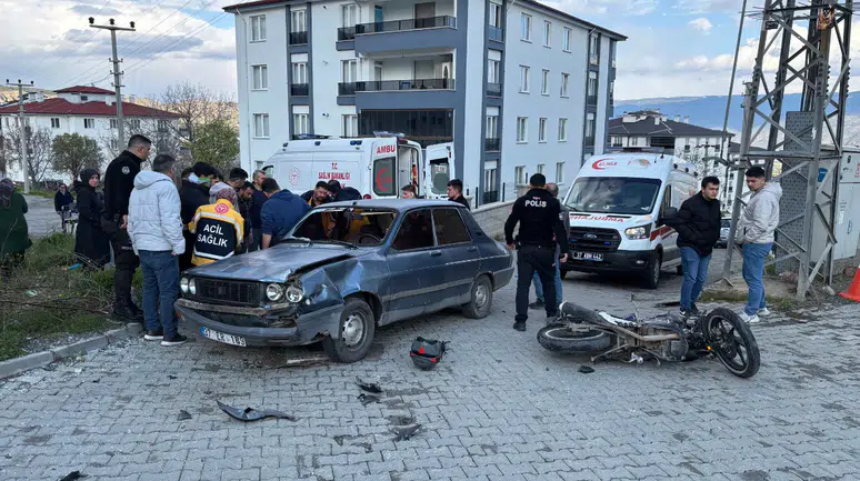 Kastamonu'da otomobil ve motosiklet çarpıştı : 3 kişi yaralandı