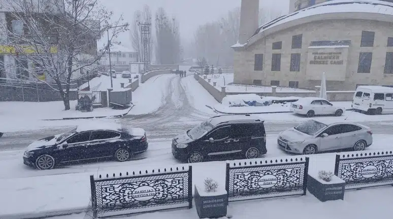 Van'da kış geri döndü : Kar kalınlığı 30 santimetreyi buldu