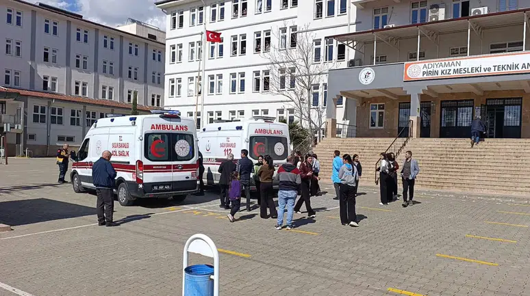 Adıyaman’da 3 öğrenci gıda zehirlenmesi şüphesiyle hastaneye kaldırıldı