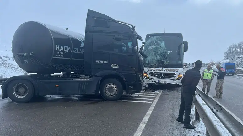 Erzurum'da zincirleme kaza: Biri çocuk 2 ölü, 9 yaralı