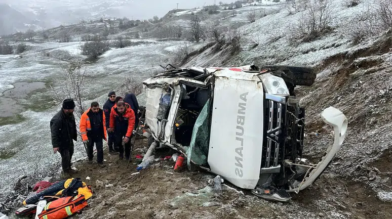 Artvin'de ambulans uçuruma yuvarlandı: 1 ölü, 4 yaralı