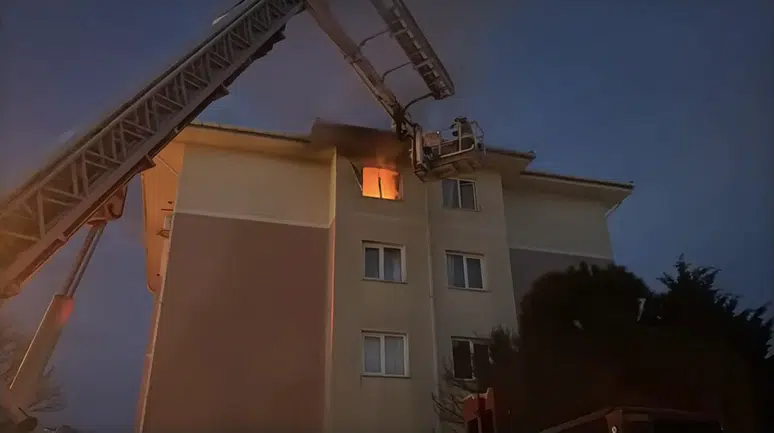 Edirne'de apartman dairesinde yangın : Vatandaşlar tahliye edildi