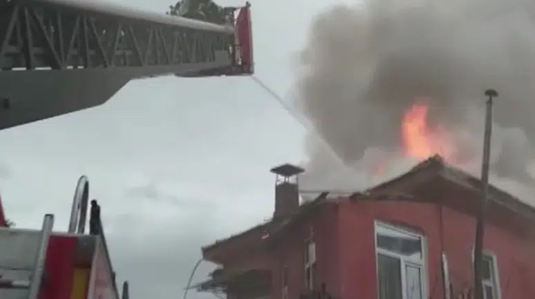 Burdur'da evin çatısında korkutan yangın