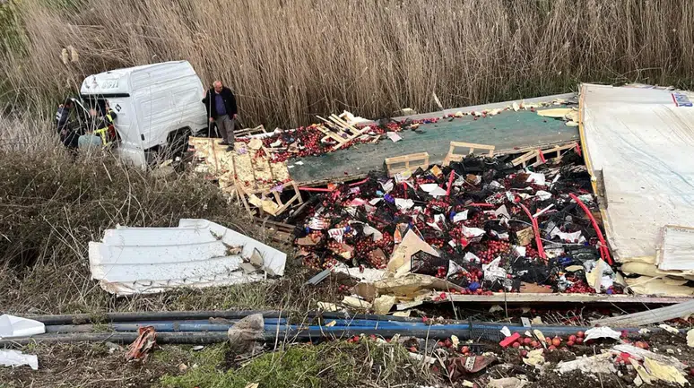 Isparta Eğirdir’de elma yüklü tır kanala devrildi : Sürücü yaralandı