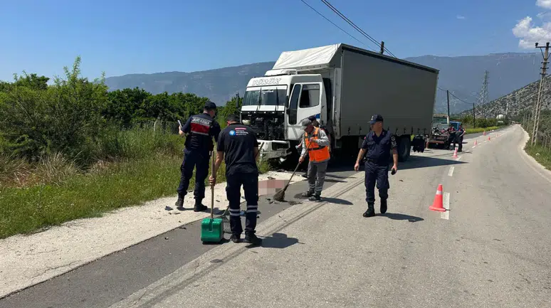 Finike’de kamyon ile çarpışan motosiklet sürücüsü hayatını kaybetti