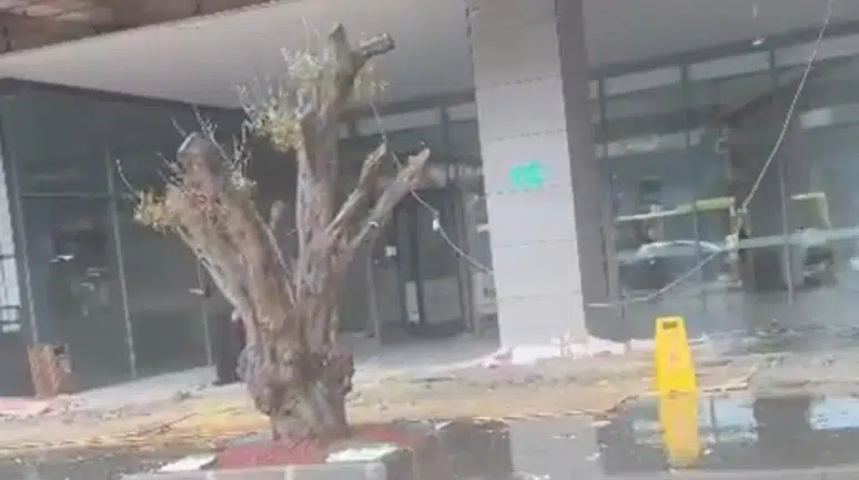 Batman'da sağanak yağış nedeniyle AVM girişinde tavan çöktü