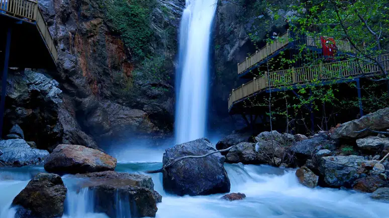Yağışların ardından Karaçay Şelalesi'nin debisi arttı