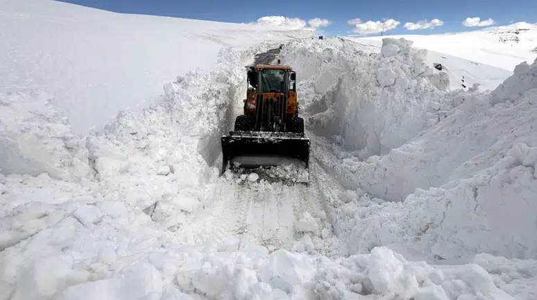 Ardahan-Ardanuç kara yolu 4 ayın sonunda ulaşıma açıldı