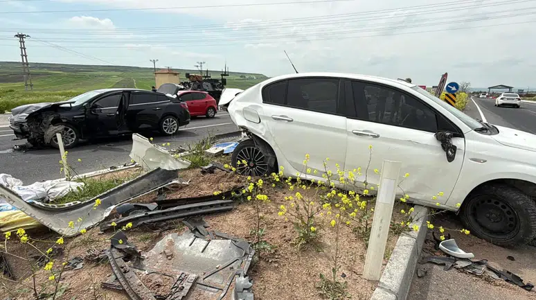 Diyarbakır'da iki otomobil çarpıştı : 3'ü çocuk 5 kişi yaralandı