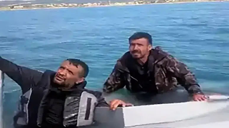 Adana'da tekne battı , mahsur kalan 3 kişinin imdadına balıkçılar yetişti