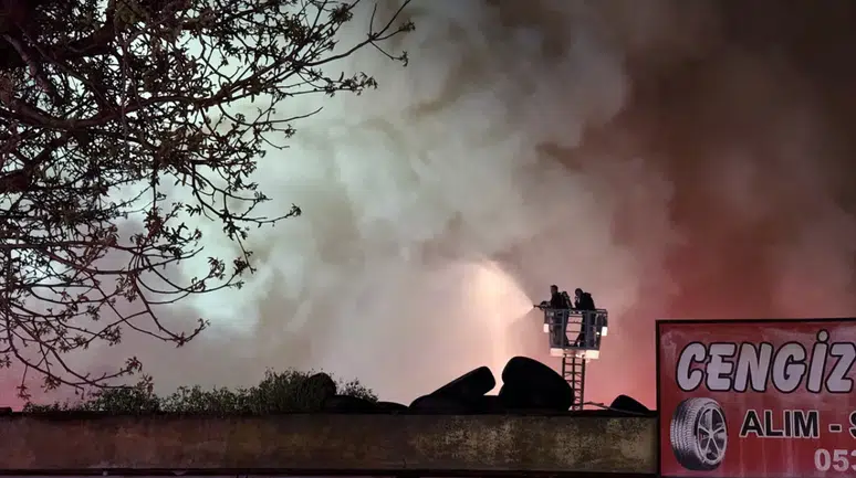 Konya'da oto lastikçiler sanayisinde feci yangın!