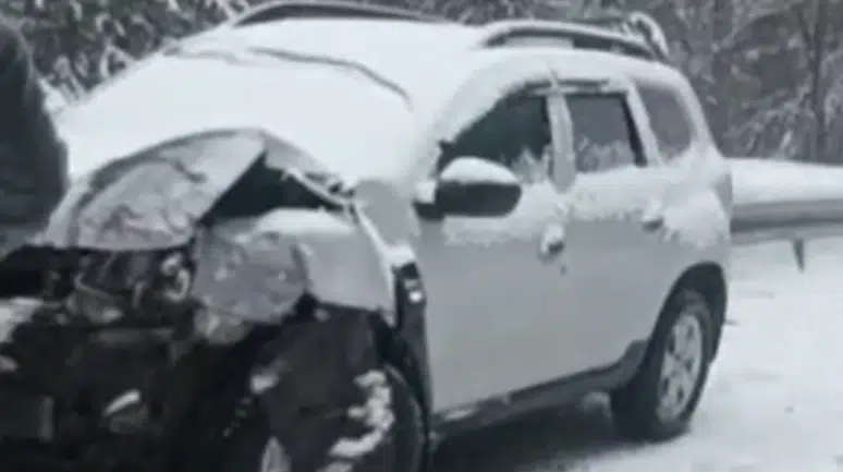 Kars'ta kar yağışı nedeniyle 2 araç çarpıştı : 1 kişi yaralandı