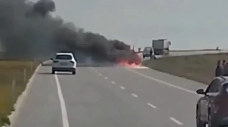 Edirne'de seyir halindeki iş makinesi alev alev yandı