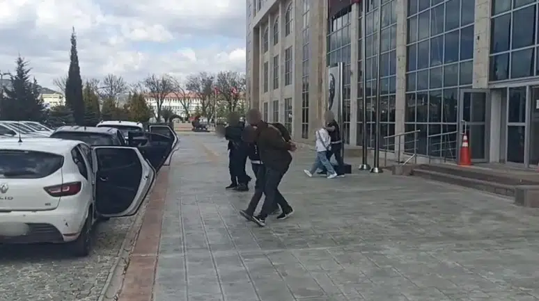 Uşak’ta uyuşturucu operasyonu : Binlerce sentetik ecza ele geçirildi, 3 tutuklama