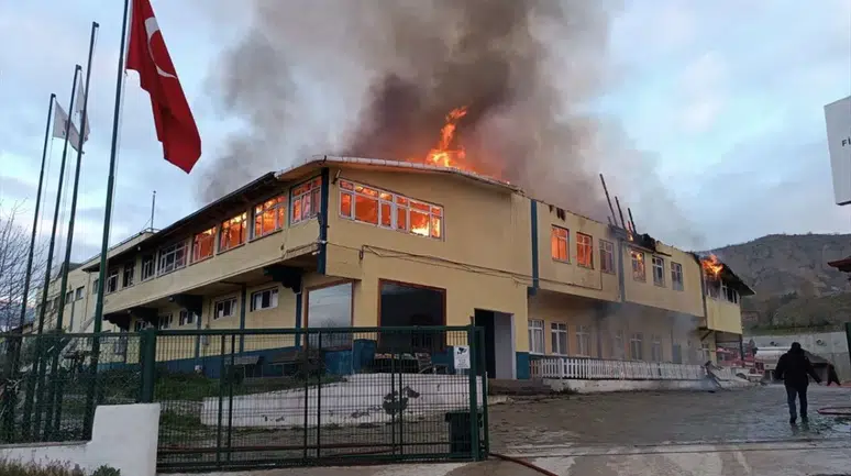 Kastamonu Tosya'daki tekstil fabrikası alevlere teslim oldu