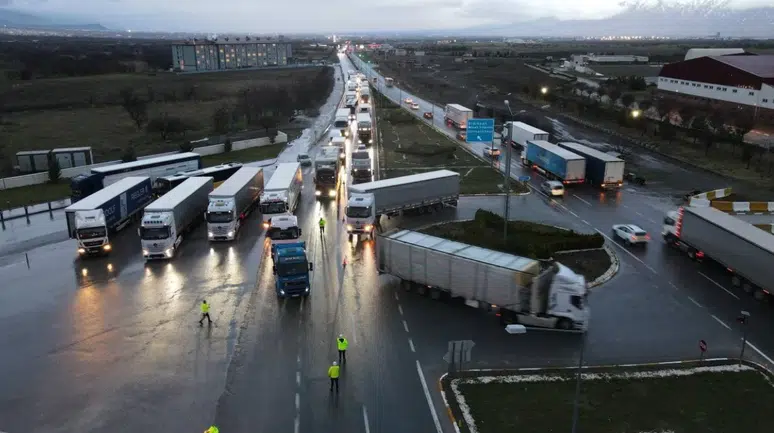 Erzincan-Gümüşhane kara yolunda kar : Ağır tonajlı araçlara izin yok