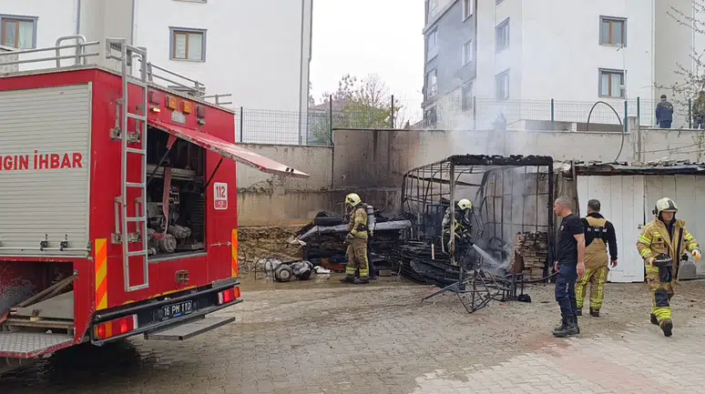 Bursa'da bir depoda yangın çıktı : Tüp bomba gibi patladı