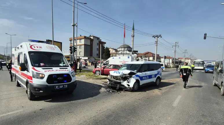 Düzce’de polis aracı ile otomobil çarpıştı : 2’si polis 6 yaralı