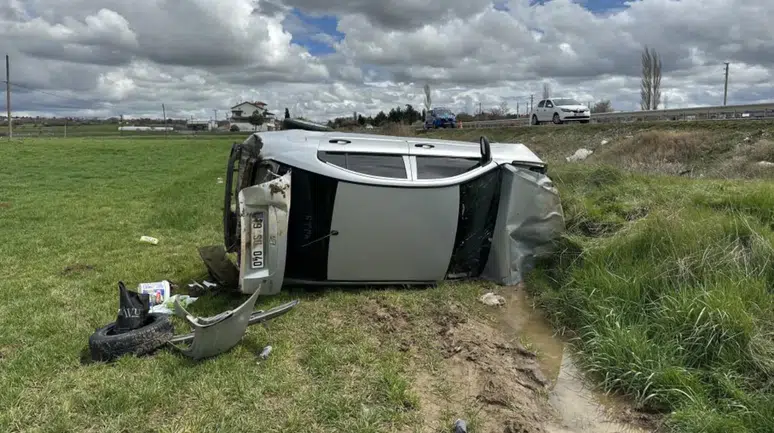 Uşak'ta otomobil tarlaya devrildi : 4 yaralı