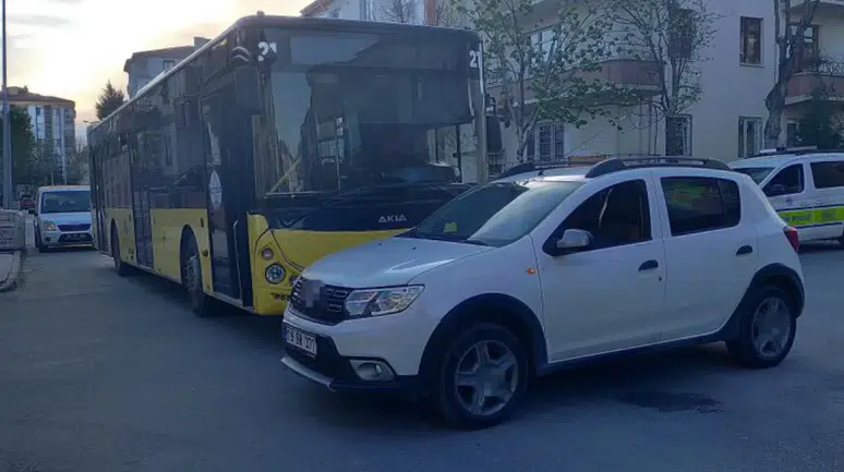 Çorum'da halk otobüsü ile otomobil çarpıştı : 4 yaralı