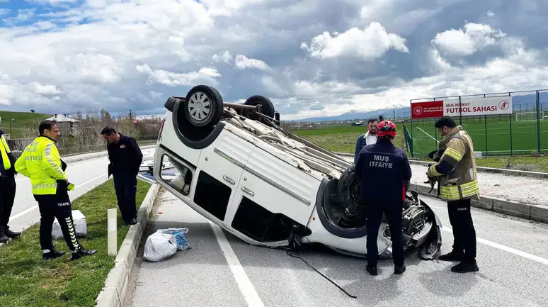 Muş’ta hafif ticari araç takla attı : Sürücü yaralandı