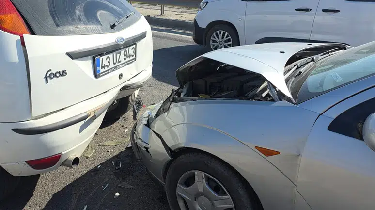Kütahya'da 5 araç arasında zincirleme kaza : 1 yaralı