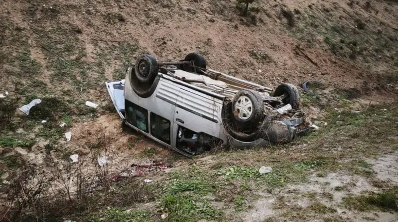 Kırıkkale'de ticari araç takla atarak şarampole devrildi : Yaralılar var
