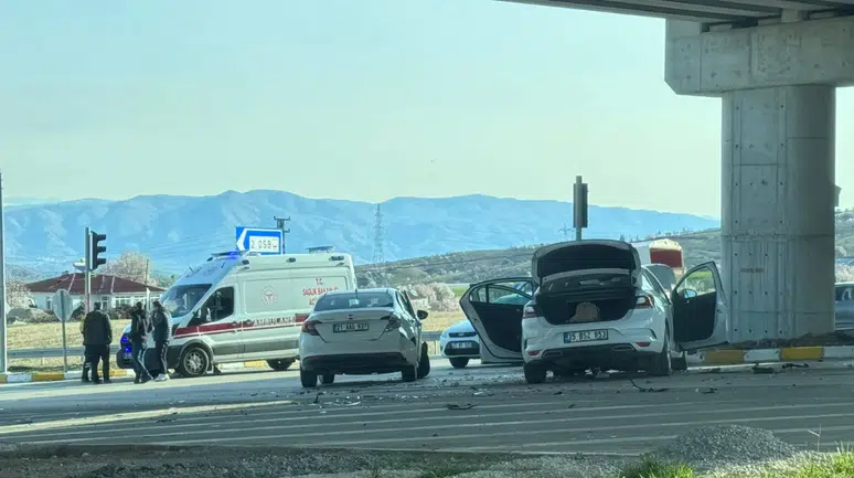 Elazığ’da iki otomobil çarpıştı : 6 yaralı