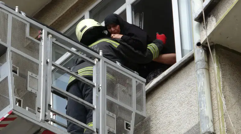 Konya’da yangın paniği : 5’i çocuk 8 kişi ekiplerce kurtarıldı