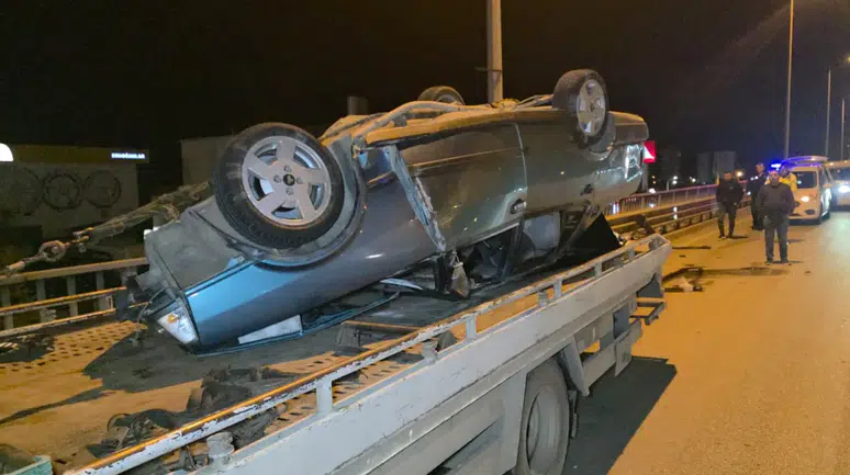 Antalya'da kaza : Otomobil, kamyona çarpıp takla attı