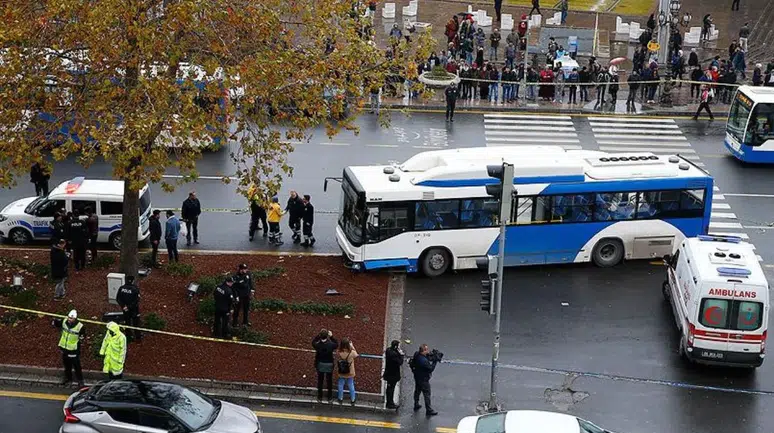 Diyarbakır'da öğrenci servisi ve belediye otobüsü çarpıştı : 3 yaralı