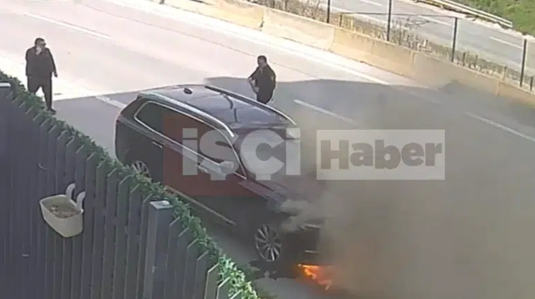 Kartal’da seyir halindeki otomobil alev alev yandı