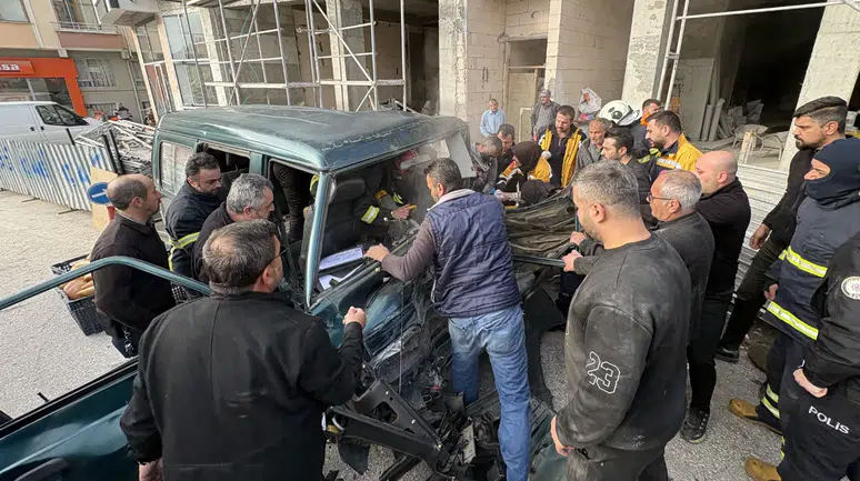 Kastamonu'da ekmek taşıyan iki araç çarpıştı : 3 yaralı