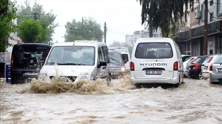 Bolu’da sağanak ve dolu yağışı hayatı durdurdu : Alt geçit ve yollar göle döndü