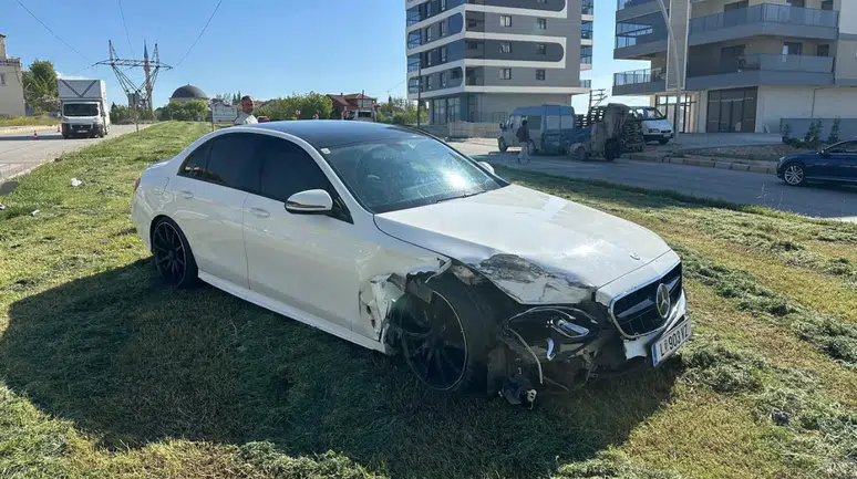 Hatay'da park halindeki araca çarptı : Savrulan araç kaldırımdakileri ezdi, 4 yaralı
