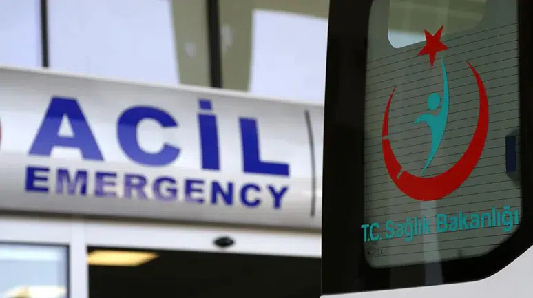 Mersin'de otomobil refüje çarptı : 3 kişi yaralandı