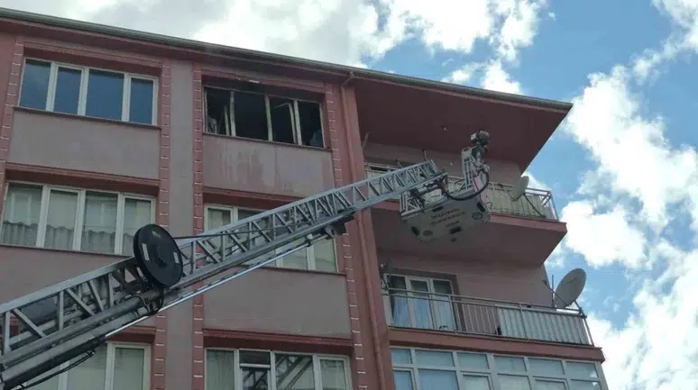 Eskişehir'deki apartman yangınında acı haber : Sürünerek kaçmaya çalışan kadın hayatını kaybetti