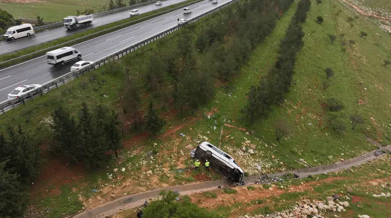 İşçi servisi şarampole devrildi: 16 yaralı