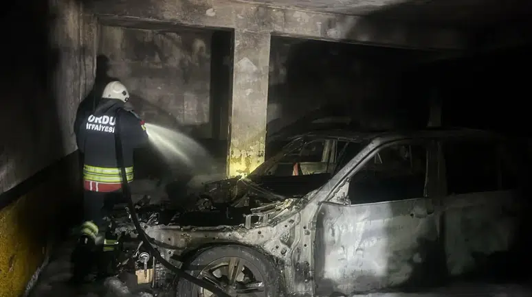 Ordu'da kapalı otoparkta yangın : 3 araç hasar aldı