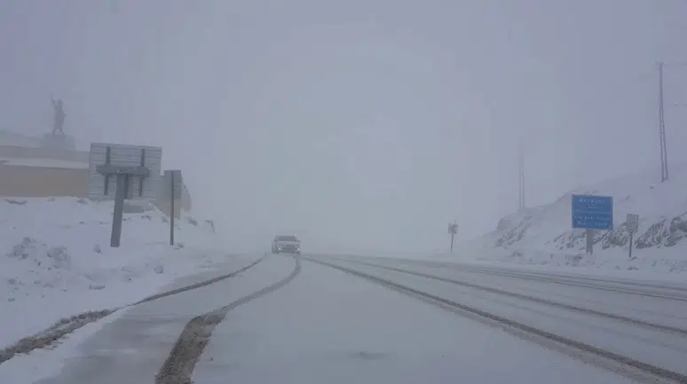 Bayburt-Erzurum kara yolunda mayıs ayında kar yağışı etkili oldu