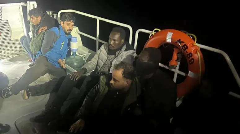 İzmir açıklarında iki ayrı operasyonda 66 düzensiz göçmen yakalandı
