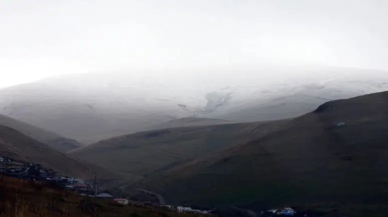 Ardahan'ın yüksek kesimleri beyaza büründü