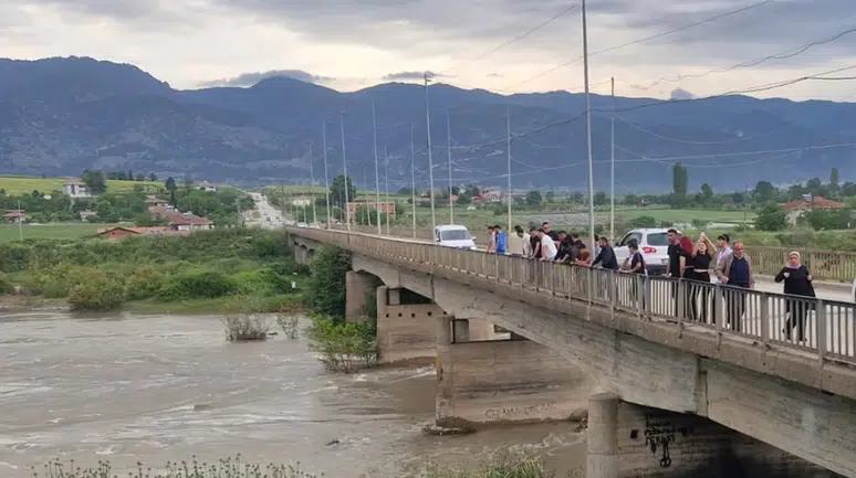 Kelkit Çayı’nda korku dolu anlar : 2 kişi akıntıda kayboldu